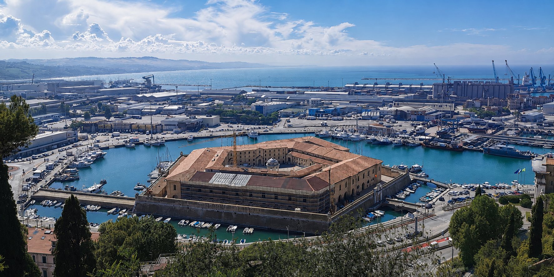 Il porto di Ancona visto dall'alto, con la Mole Vanvitelliana al centro della darsena